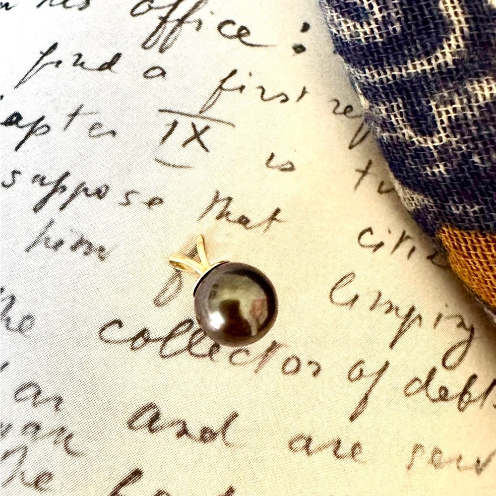 Black Tahitian pearl pendant with 14k gold bail - Picture 3 of 5